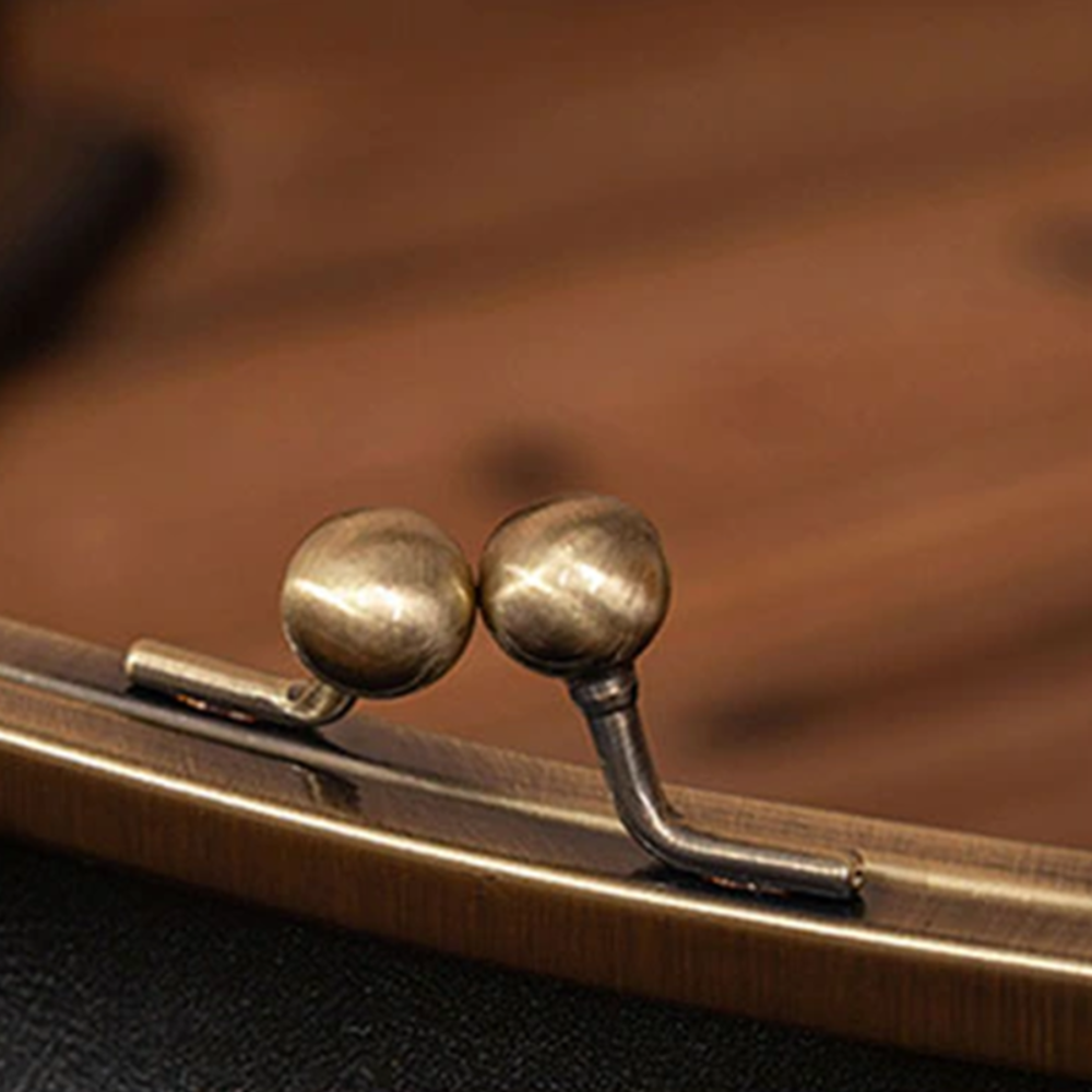 תיק וינטג' עם סגירת אבזם - רטרו שיק חיוני